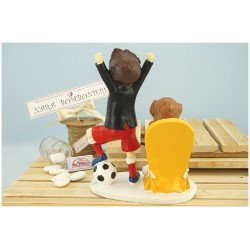 Cake topper sposo calciatore con sposina che sbuffa in resina per torta